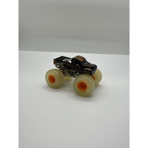 Hot Wheels Monster Jam Captains Curse Monster Truck Die-Cast Vehicle 1:64 Scale - Picture 1 of 8
